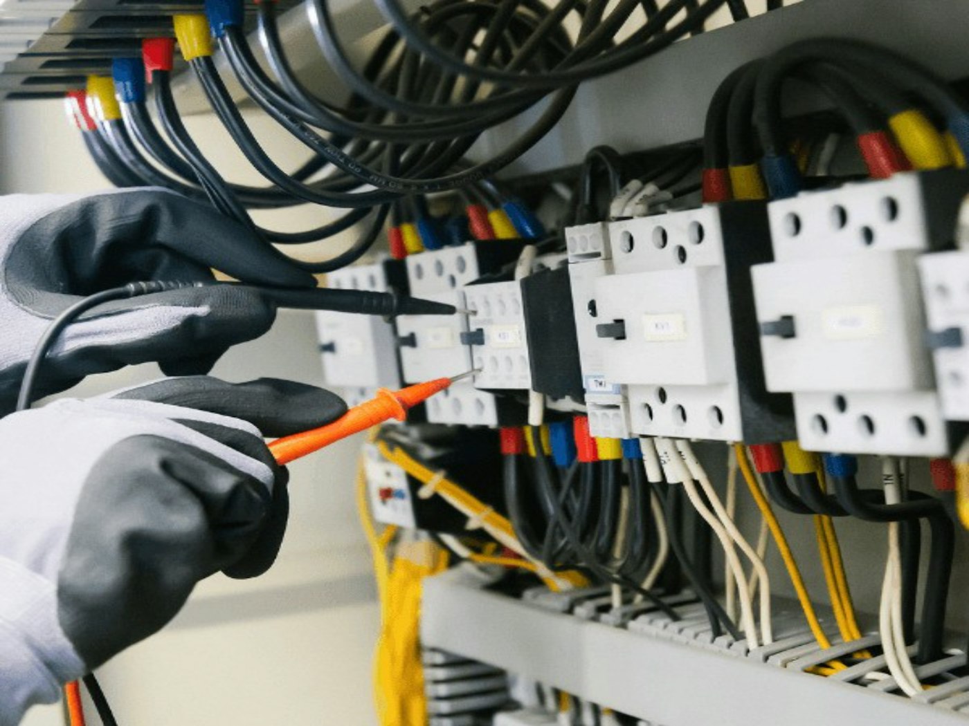 Elektrik panosunda ölçüm yapan teknisyen (temsili)
